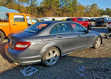 2010 Mercedes-Benz C 300 z USA, uszkodzony, nr VIN WDDGF5EB7AR121230